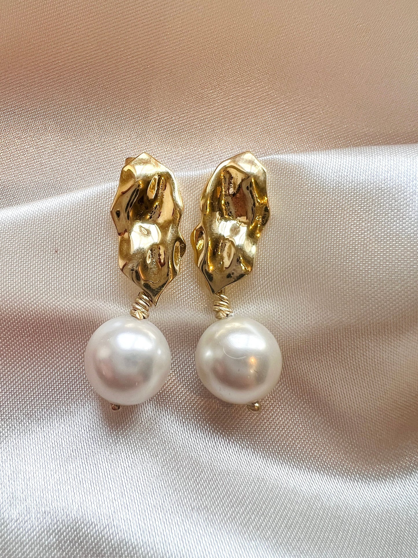 Handmade Pearl Dangle Earrings in Gold| Cultured Pearl Earrings in 925 Sterling Silver| Minimalist Pearl Earring| Contemporary Pearl Dangles