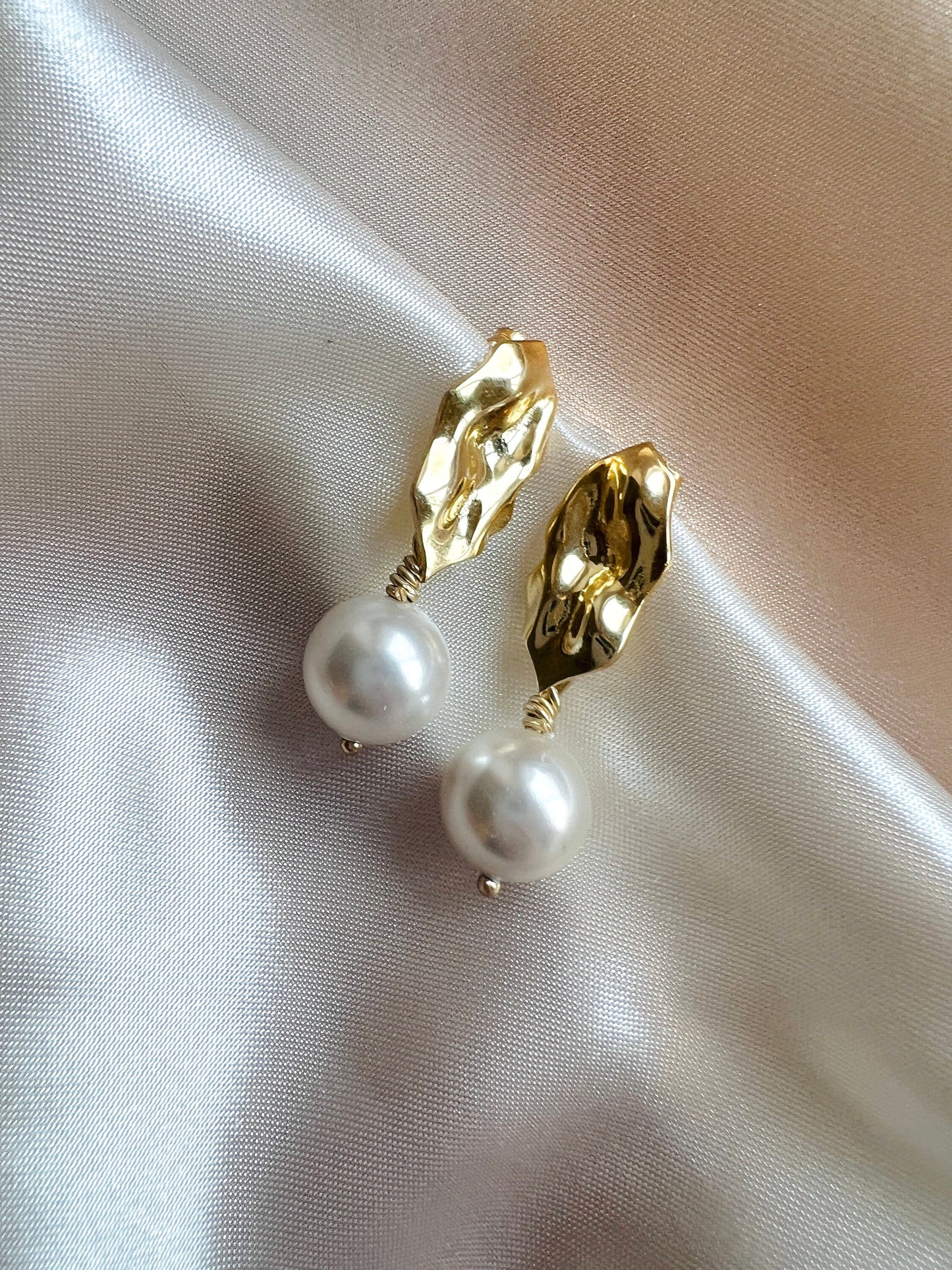 Handmade Pearl Dangle Earrings in Gold| Cultured Pearl Earrings in 925 Sterling Silver| Minimalist Pearl Earring| Contemporary Pearl Dangles