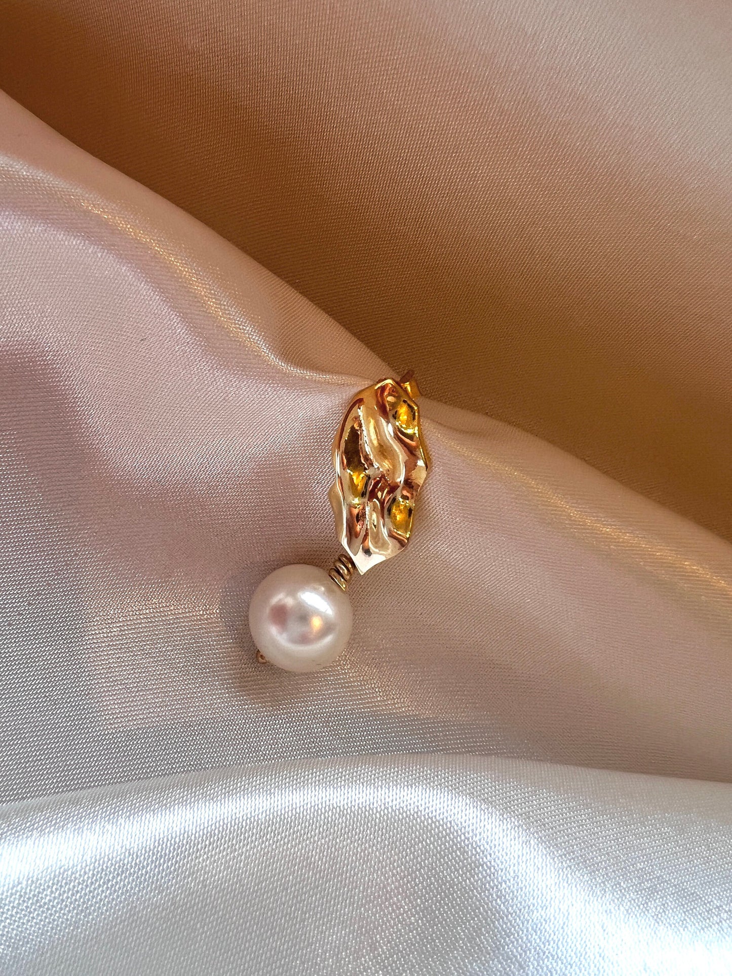 Handmade Pearl Dangle Earrings in Gold| Cultured Pearl Earrings in 925 Sterling Silver| Minimalist Pearl Earring| Contemporary Pearl Dangles